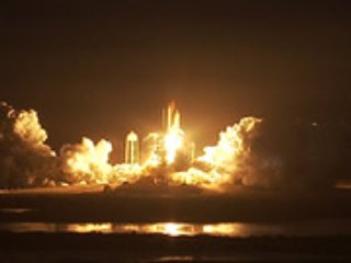 Американский космический корабль многоразового использования Discovery успешно стартовал с космодрома на мысе Канаверал (штат Флорида) и без проблем вышел на орбиту на 9-й минуте полета