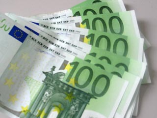 Курс евро к доллару США упал в понедельник впервые за 5 сессий на опасениях, что нежелание европейских государств увеличить госрасходы быстрыми темпами приведет к углублению рецессии в регионе