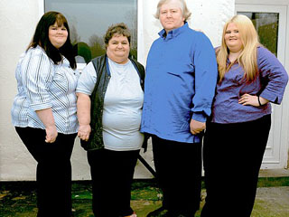 Британская семья Чоунер, все члены которой страдают от избыточного веса, требует увеличить пособия, поскольку они "просто слишком жирные, чтобы работать"