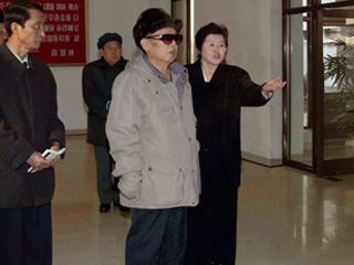Лидер КНДР Ким Чен Ир посетил крупный автомобильный завод "Сынри" ("Победа"), расположенный в уезде Токчхон центральной провинции Пхенан-намдо