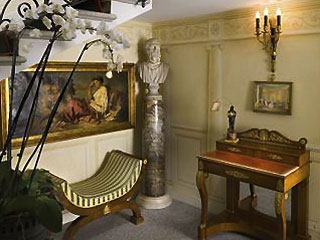 Коллекция предметов искусства известного итальянского модельера Джанни Версаче, убитого в 1997 году, продана на лондонском аукционе Sotheby's за 7 миллионов 412 тысяч фунтов стерлингов