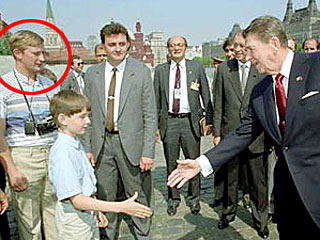 Путин попал в кадр с Рейганом в мае 1988 года в Москве, уверяет фотограф президента США