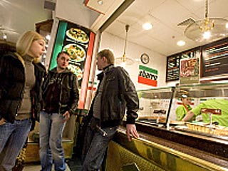 Столкнувшись с ростом стоимости доллара, московские рестораны начинают переоценивать свои потребности в импорте продовольствия. Теперь они решают, какие заграничные продукты им необходимы, а без каких можно легко обойтись