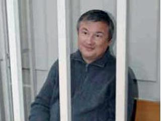 Мосгорсуд продлил до 25 июля срок ареста экс-сенатору от Башкирии Игорю Изместьеву, обвиняемому в десятке преступлений, в том числе терроризме, организации ряда убийств, покушениях на убийство, поджоге и попытке дать взятку офицеру ФСБ