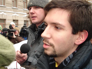 Координатору молодежного движения "Оборона" Олегу Козловскому выплатят компенсацию в 10 тысяч рублей за то, что он провел под незаконным арестом 13 суток