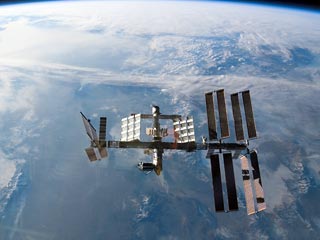 После успешной стыковки с Международной космической станцией во вторник объединенный экипаж американского космического корабля многоразового использования Discovery и МКС отпраздновал день рождения астронавта Майкла Финка