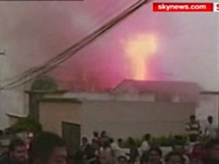 Военный самолет разбился в жилом квартале эквадорской столицы Кито. Машина рухнула на одно из зданий