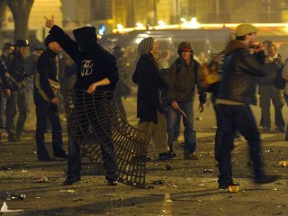 В результате беспорядков в центре Парижа задержаны 300 человек. Столкновения между манифестантами и полицией вспыхнули вечером 19 марта в центре французской столицы