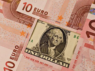Американский доллар торгуется в непосредственной близости от двухмесячных минимумов относительно единой европейской валюты, рискуя побить исторический рекорд ослабления к евро