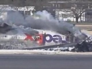 Транспортный самолет американской почтовой службы FedEx разбился в токийском международном аэропорту Нарита. Пилоты погибли