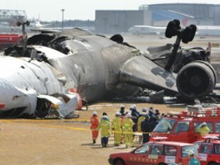 В токийском международном аэропорту Нарита полностью восстановлена взлетно-посадочная полоса А, на которой в понедельник утром при посадке разбился и сгорел грузовой самолет американской компании FedEx