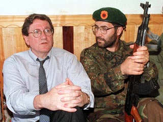 Спецпредставитель США на Балканах Ричард Холбрук действительно гарантировал экс-лидеру боснийских сербов Радовану Караджичу неприкосновенность в обмен на уход из политики, подтвердил бывший американский дипломат