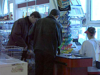 Рост цен и снижение зарплат все чаще подталкивают россиян к тому, чтобы совершать мелкие кражи в магазинах и уносить вещи с предприятий