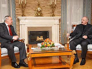 Во время разговора с президентом республики Сергеем Багапшем, который состоялся накануне в Сочи, Лукашенко заявил: "Тем для разговора много и, прежде всего, хозяйственные"