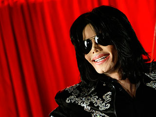 В Нью-Йорке в Hard Rock Cafe на Таймс-Сквер открылась выставка личных вещей Майкла Джексона