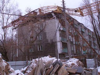 В Нижнем Новгороде строительный кран упал на пятиэтажный жилой дом на проспекте Ленина в Ленинском районе