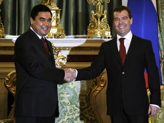  Кремле сорвалось подписание документа о газопроводе в Туркмении, который собирался строить "Газпром". У "Газпрома" нет на это денег, а Ашхабад думает вести трубу в обход России