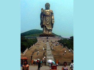 В городе Уси, на холме Линшань, находится 88-метровая статуя Будды, которая считается самым большим бронзовым изваянием в мире