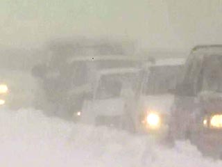 На Сахалине и Хабаровском крае бушует циклон - занесены дороги, нет связи с материком