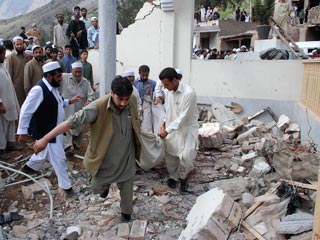 Террорист-самоубийца в пятницу взорвал бомбу во время богослужения в мечети в районе Джамруд на северо-западе страны неподалеку от афганской границы