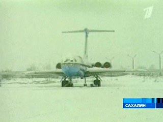 На Сахалине самолет Минобороны РФ при экстренной посадке в четверг выкатился за пределы взлетно-посадочной полосы и сломал переднюю стойку шасси. На борту Ту-134 находились представители командования Дальневосточного военного округа (ДВО)