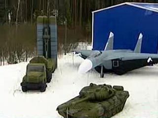 Российская армия уже третий год снабжается надувной техникой: самолетами, ракетными установками, танками в натуральную величину, которые даже с расстояния 100 метров не отличить от настоящих