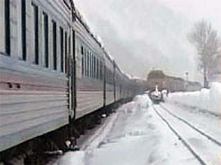 На Сахалине два пассажирских поезда, побывавшие в снежном плену, прибыли сегодня на конечную станцию Южно-Сахалинск