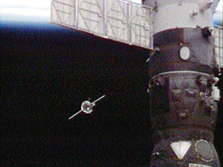 Пилотируемый корабль "Союз" с российско-американским экипажем из трех человек сегодня в 16:05 мск пристыковался к Международной космической станции (МКС) в ручном режиме