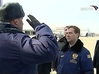 На авиабазе ВВС РФ "Кубинка" Дмитрий Медведев прежде всего осмотрел вооружение и военную технику ПВО ВВС России