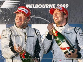 Пилоты команды-дебютанта "Формулы-1" "Браун" Дженсон Баттон и Рубенс Баррикелло заняли первые два места по итогам Гран-при Австралии