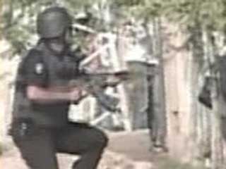 Группа людей, вооруженных автоматами и гранатами, напала на полицейскую академию на востоке Пакистана