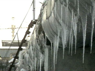 Глыба льда упала в понедельник на жителя Нижнего Новгорода с крыши больницы, мужчина скончался в реанимации