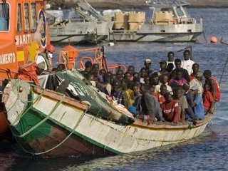 Сотни человек считаются пропавшими без вести после того, как судно с 365 нелегальными эмигрантами на борту, предположительно направлявшееся в Италию, затонуло у берегов Ливии