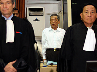 В столице Камбоджи Пномпене продолжается суд над одним из лидеров "красных кхмеров", бывшим учителем математики и начальником печально знаменитой тюрьмы Туол Сленг - Канг Кек Иеу