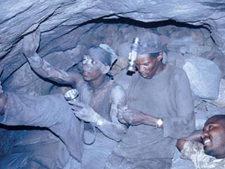 В результате обвала на на золотом руднике в Танзании погибли не менее 20 человек