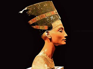 Ученые: известный бюст царицы Нефертити сильно преувеличивает ее красоту 