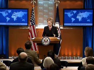 Госсекретарь США Хиллари Клинтон заявила, что представители США и Ирана провели "короткую и теплую встречу" в Гааге. МИД Ирана это опроверг. Госдепартамент в итоге согласился: "называть это чем-то содержательным или даже продолжительным было бы неверно"