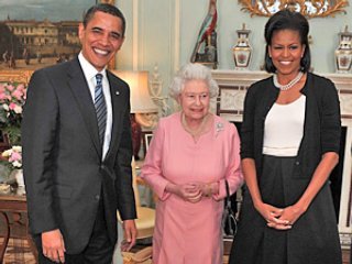 Портативный проигрыватель аудио- и видеофайлов iPod, с выгравированной на нем памятной надписью, вручил в подарок королеве Великобритании Елизавете II на состоявшейся в Лондоне аудиенции президент США Барак Обама