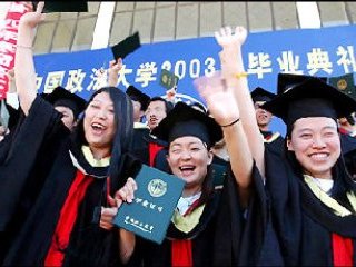 За 30 лет осуществления политики реформы и открытости Китай направил на учебу за границу 1,39 млн студентов и аспирантов, из них по окончании срока обучения на родину вернулись менее 320 тысяч