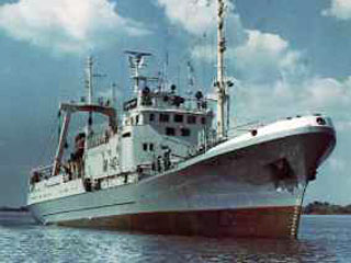На Камчатке в Авачинской бухте сел на мель рыболовный сейнер "Море-3". Экипаж не пострадал, угрозы розлива нефтепродуктов нет. Спасатели готовятся к буксировке сейнера