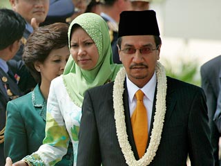 Король Малайзии Мизан Зайнал Абидин принял отставку премьер-министра страны Абдуллы Ахмада Бадави и назначил новым премьером Наджиба Разака, избранного на прошлой неделе новым лидером правящей партии
