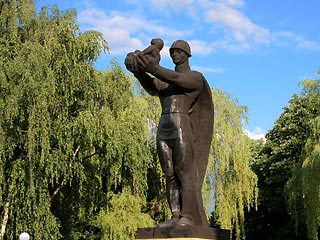 Националисты требуют демонтировать "унижающий достоинство" памятник воину-освободителю под Львовом