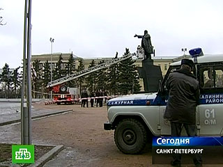 Следствие рассматривает около десяти версий подрыва памятника Ленину в Петербурге: от хулиганства до экстремизма