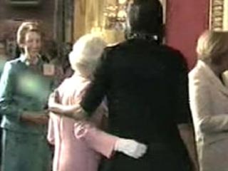 "Хозяйка" лондонского саммита "большой двадцатки" - британская королева Елизавета II - дважды оказалась в неловком положении из-за супругов Обама
