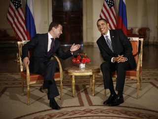 Президент США Барак Обама выразил восхищение первой встречей с российским коллегой Дмитрием Медведевым и призвал НАТО развивать активные отношения с Москвой
