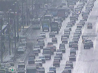 Снегопад и метель, которые уже несколько часов продолжаются в Москве, серьезно осложнили дорожную обстановку