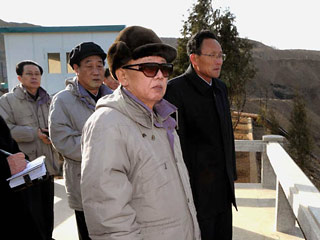 Лидер Северной Кореи Ким Чен Ир выразил "глубокое удовлетворение" в связи с состоявшимся накануне запуском спутника