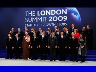 Канадский премьер-министр Стивен Харпер не попал на групповой снимок участников лондонского саммита "большой двадцатки", потому что, по слухам, как раз в момент съемки отошел в туалет