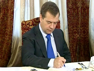 Медведев подписал закон о праве выигравшей выборы партии предлагать кандидатуру губернатора 