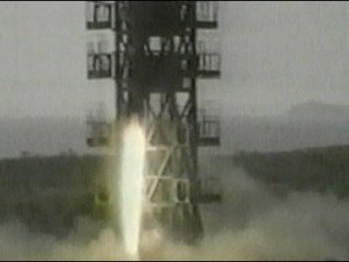 КНДР направила в Тихий океан грузовое судно с задачей обнаружить и подобрать ракету, с помощью которой, по официальной версии Пхеньяна, была предпринята попытка запуска спутника связи